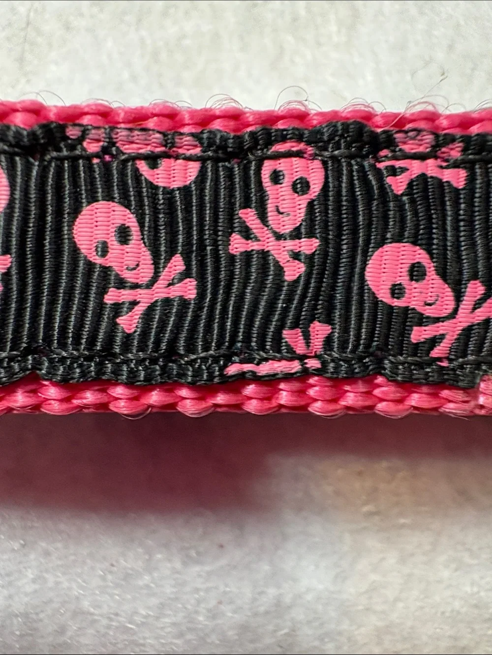 M/L Adjustable Girl Dog Skull & Crossbones Collar. Black & Pink.